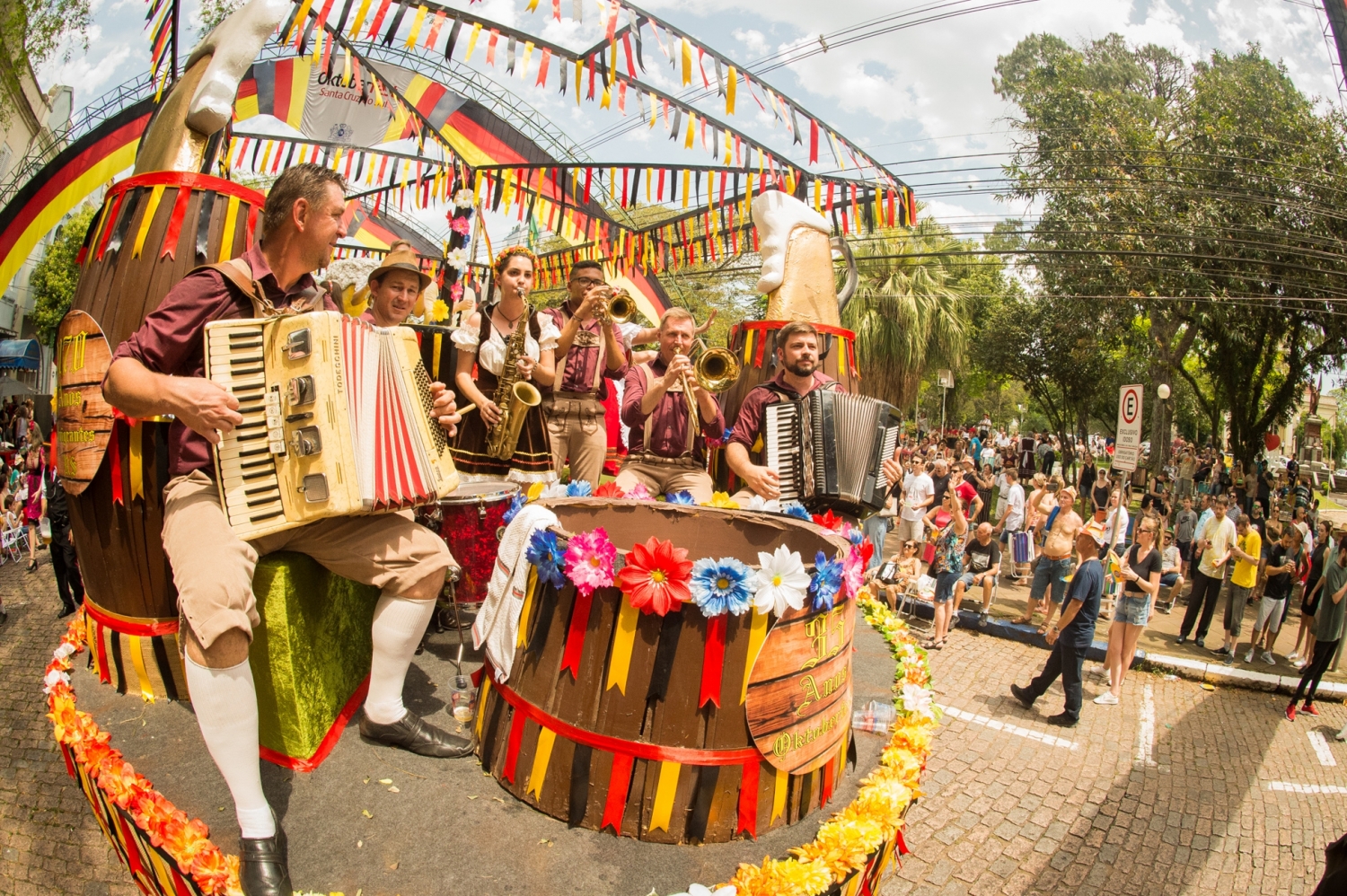 Desfile Temático da 35ª Oktoberfest leva 40 mil pessoas para o centro