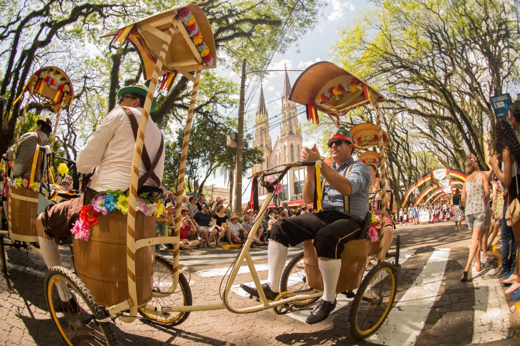 Desfile Temático da 35ª Oktoberfest leva 40 mil pessoas para o centro