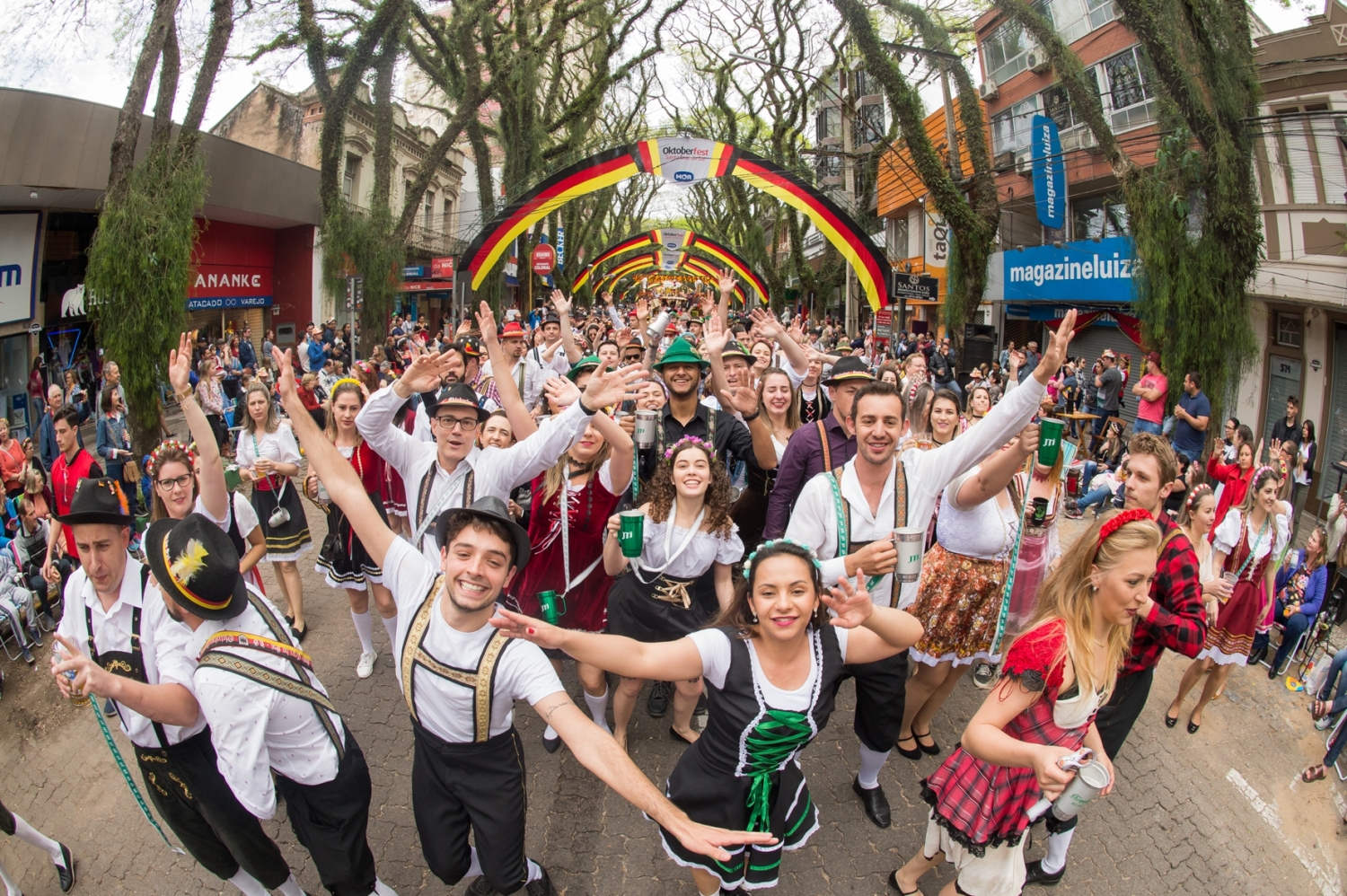 Segundo Desfile Temático da 35ª Oktoberfest reúne 30 mil pessoas em