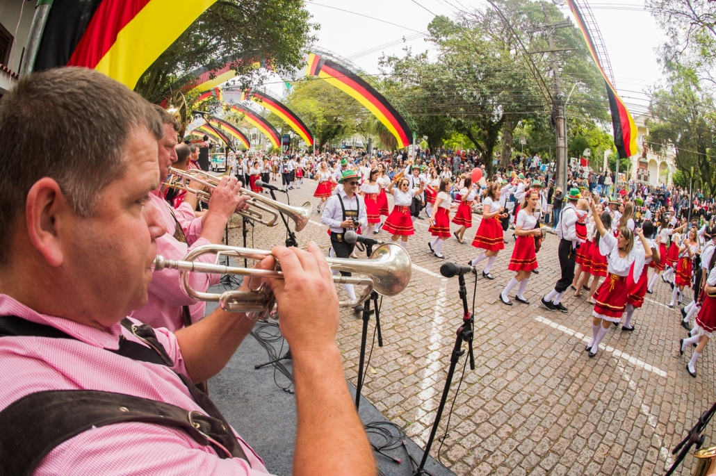 Segundo Desfile Temático da 35ª Oktoberfest reúne 30 mil pessoas em