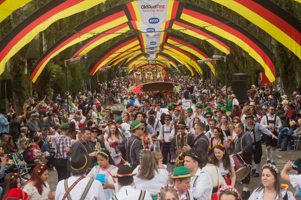 Segundo Desfile Temático da 35ª Oktoberfest reúne 30 mil pessoas em