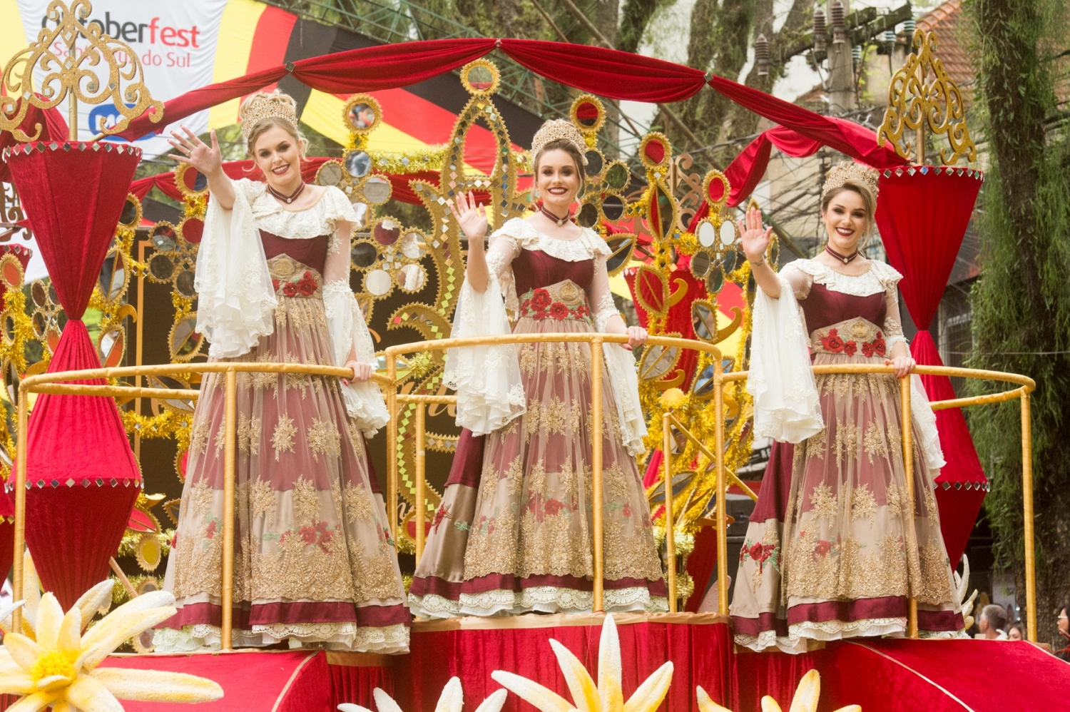 Segundo Desfile Temático da 35ª Oktoberfest reúne 30 mil pessoas em