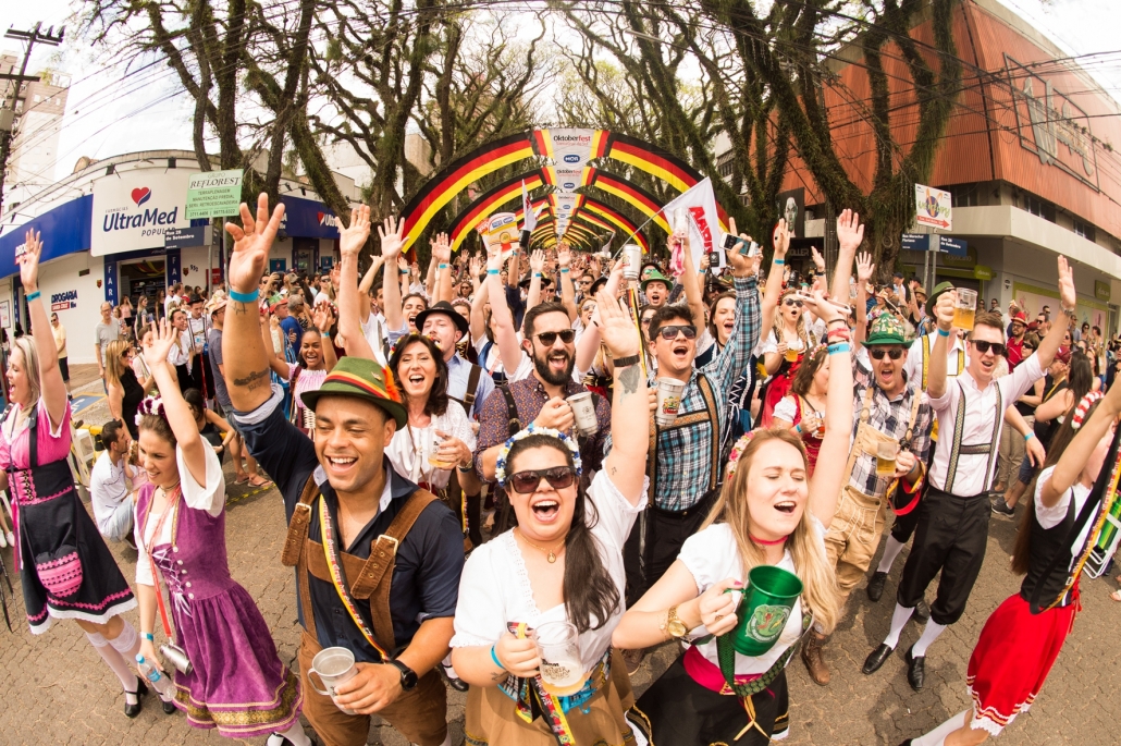 Domingo é dia de Desfile Temático da 35ª Oktoberfest Oktober Santa