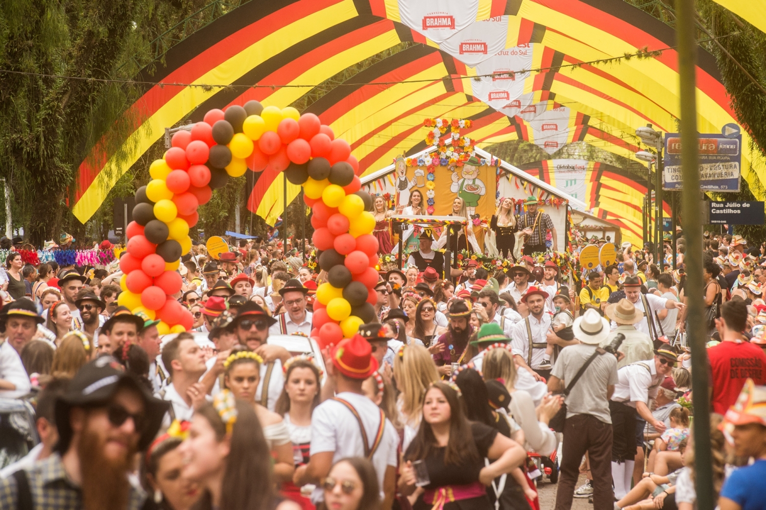 Desfile Temático da 35ª Oktoberfest leva 40 mil pessoas para o centro