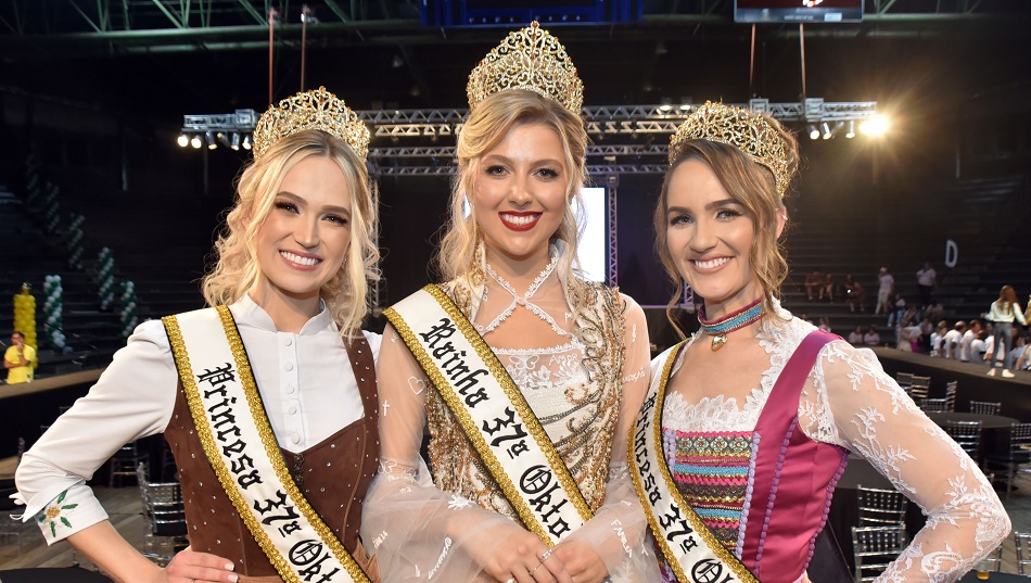 Trio de Soberanas da 37ª Oktoberfest é formado por Daniele, Thaissy e