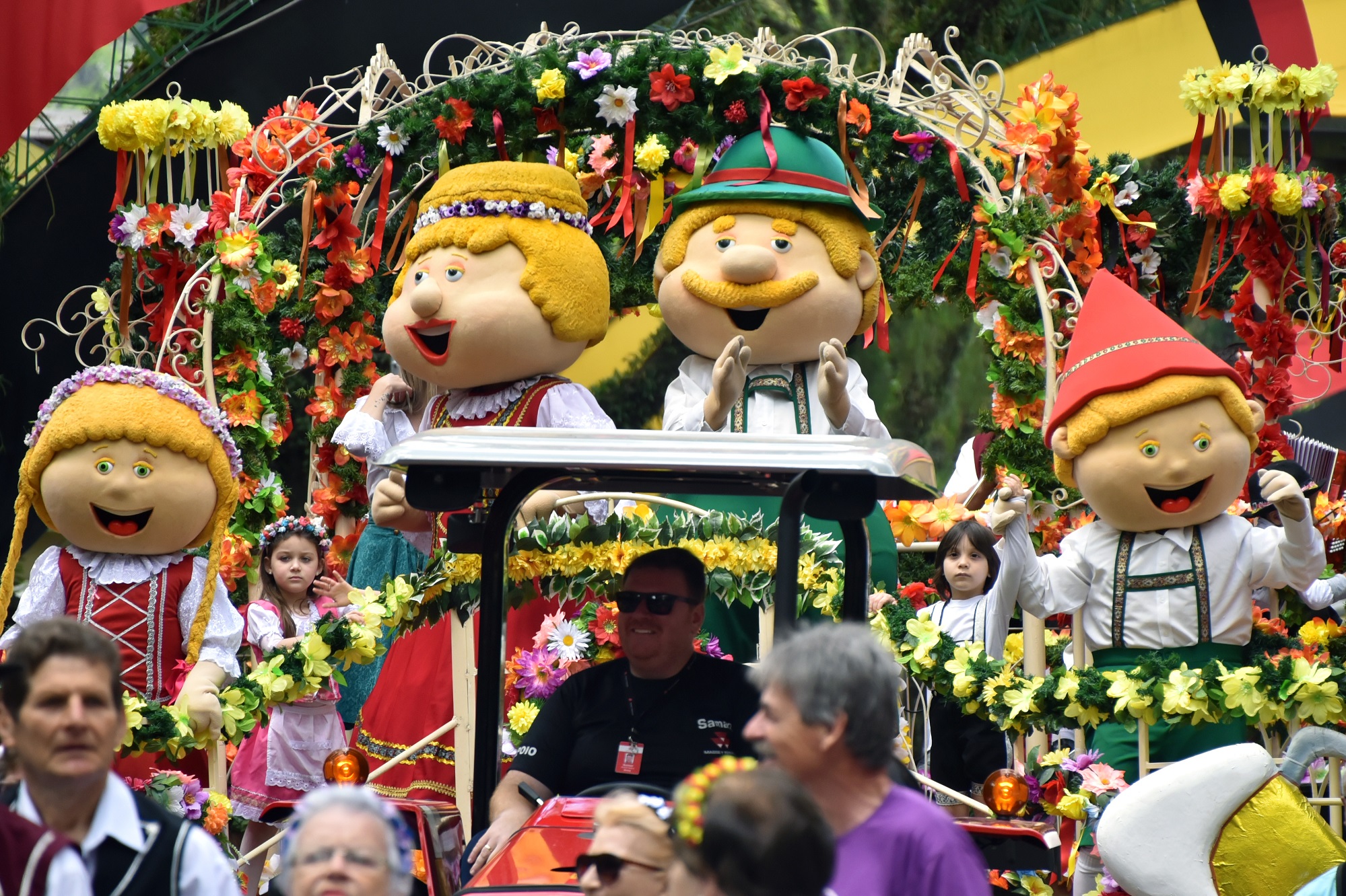 Primeiro desfile da 37 Oktoberfest espera reunir cerca de 40 mil