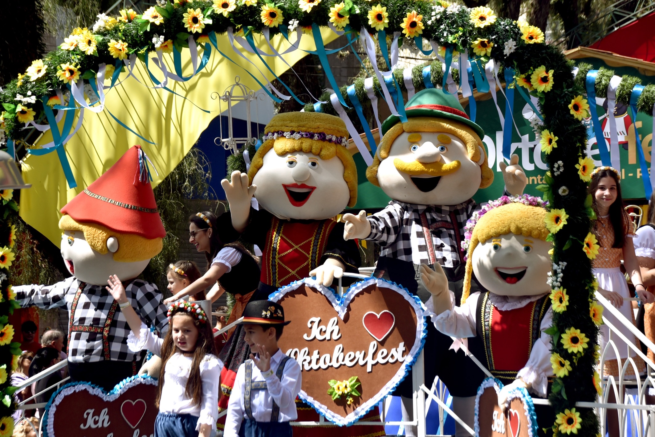 Primeiro desfile da 38 Oktoberfest ocorre neste domingo Oktober