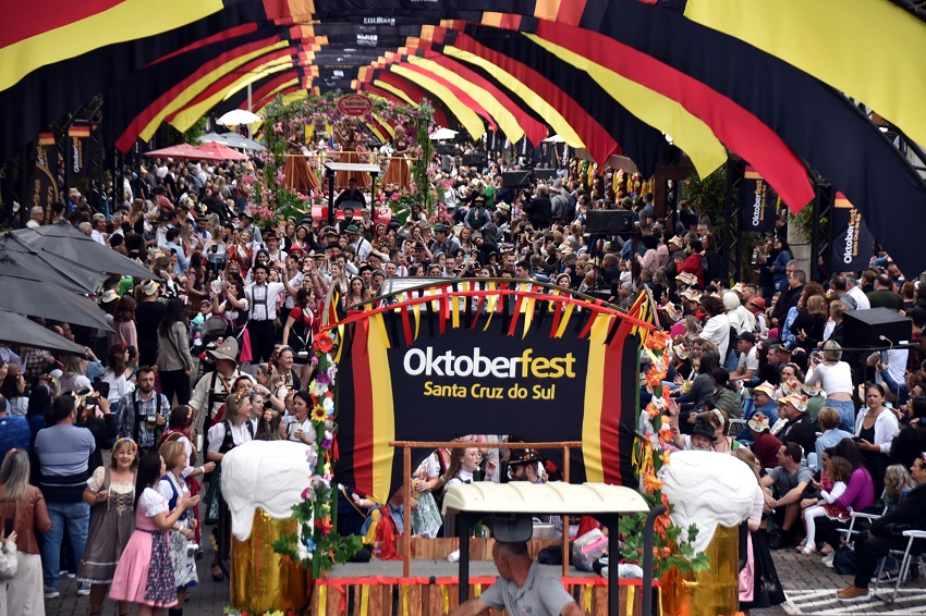 Primeiro Desfile Tem tico da 38 Oktoberfest re ne p blico de 40